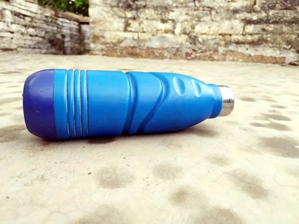 Botol Air Dingin Biru Berbaring Jalan — Stok Foto