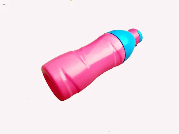 Beyaz arka planda Izole pembe ve mavi soğuk su şişesi