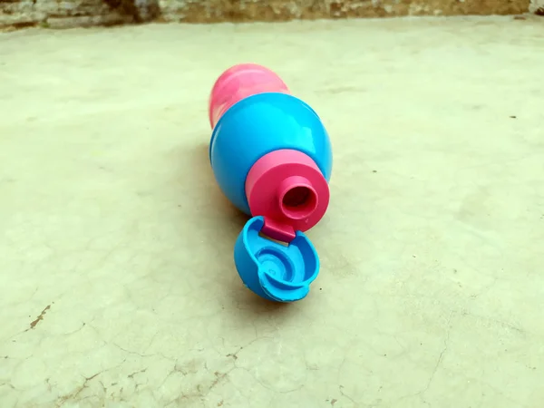 Rosa Und Blaue Kaltwasserflasche Auf Die Straße Gestellt — Stockfoto