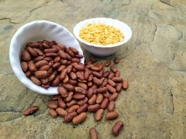 Beyaz arka plan üzerinde izole beyaz kase üzerinde pişirme için Hazırlanan Bakliyat