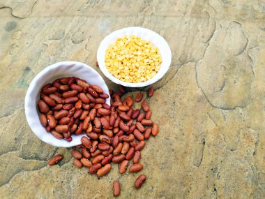 Beyaz arka plan üzerinde izole beyaz kase üzerinde pişirme için Hazırlanan Bakliyat