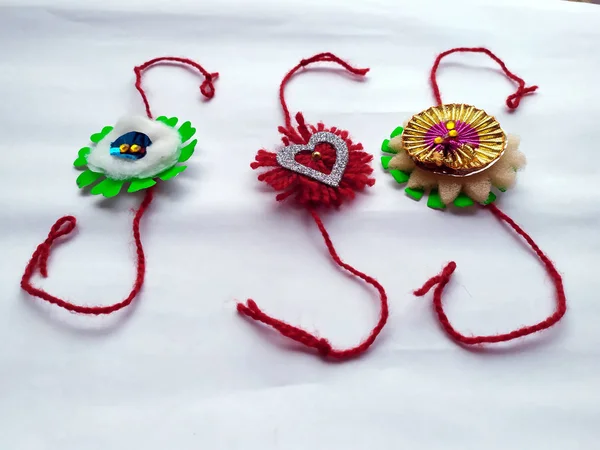 Rakhi Raksha Bhandhan Isolato Sfondo Bianco — Foto Stock