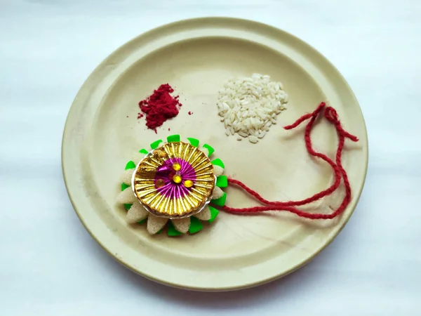 Rakhi Thali Rakhi ile, Roli, Pirinç, Beyaz Arka Plan Hint Festivali