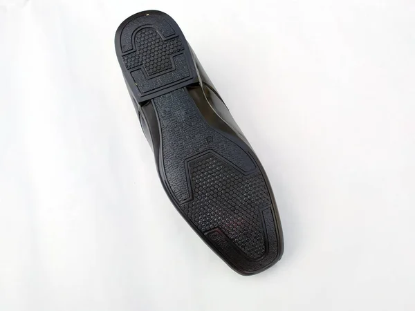 Siyah deri ayakkabı beyaz arka plan üzerinde izole mans