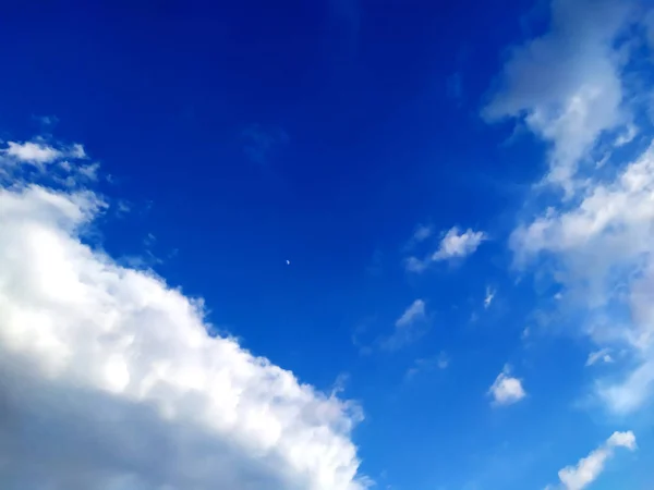 Regniga Moln Flyger Den Blå Himlen — Stockfoto