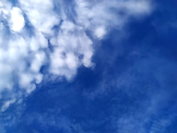 Βροχερά Σύννεφα Που Πετούν Στον Γαλάζιο Ουρανό — Φωτογραφία Αρχείου