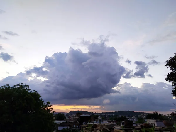 Regniga Moln Flyger Den Blå Himlen — Stockfoto