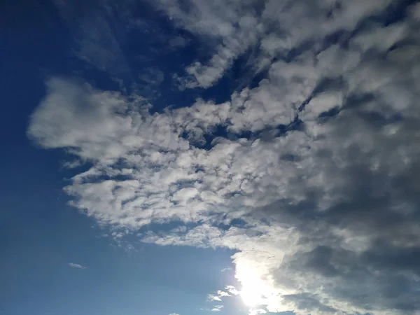 Deszczowe Chmury Pływające Błękitnym Niebie — Zdjęcie stockowe
