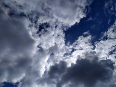 mavi gökyüzünde uçan beyaz bulutlar