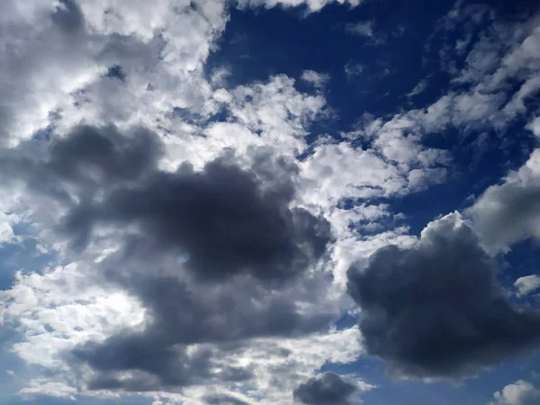 Weiße Wolken Fliegen Blauen Himmel — Stockfoto