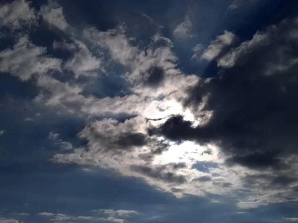 Λευκά Σύννεφα Πετούν Στο Γαλάζιο Του Ουρανού — Φωτογραφία Αρχείου
