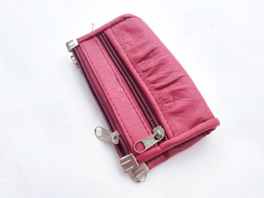 beyaz arka plan üzerinde izole pembe kadın çanta çanta çanta