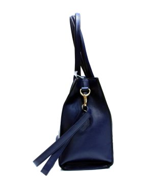 beyaz arka plan üzerinde izole güzel kadın çanta çanta çanta