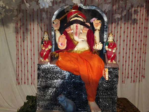 Lord Ganesha Sidder Stol Med Ret - Stock-foto