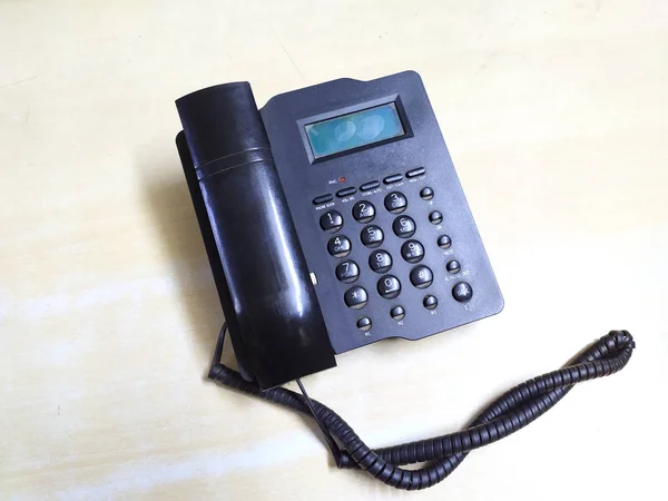 Telefone Preto Velho Isolado Fundo Madeira — Fotografia de Stock