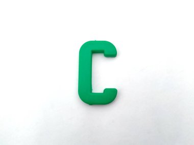 beyaz arka planda izole alfabe plastik büyük harfler