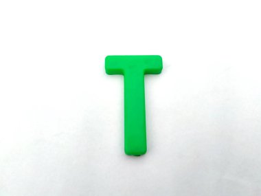 beyaz arka planda izole edilmiş plastik alfabe harfleri