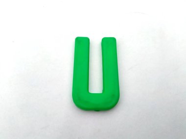 beyaz arka planda izole edilmiş plastik alfabe harfleri