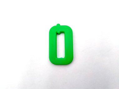 beyaz arka planda izole edilmiş plastik alfabe harfleri