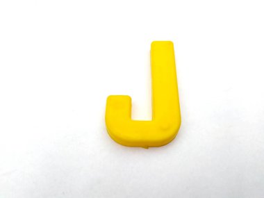 beyaz arka planda izole edilmiş plastik alfabe harfleri