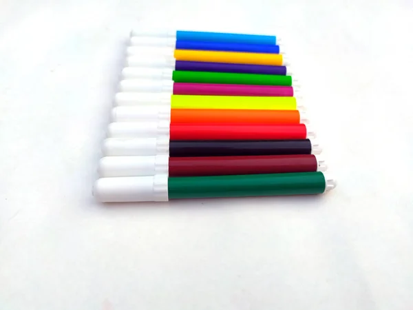 Beyaz arka planda izole çok renkli Marker