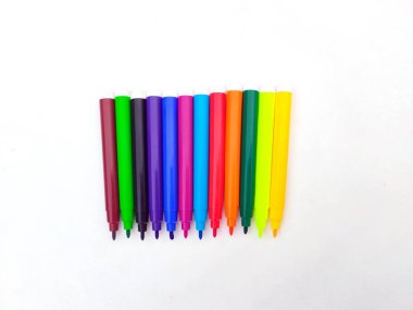 Beyaz arka planda izole çok renkli Marker