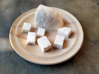 taze peynir dilimi taş arka plan üzerinde bir tabak koymak