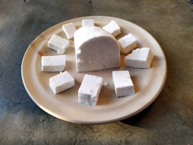 taze peynir dilimi taş arka plan üzerinde bir tabak koymak