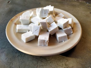 taze peynir dilimi taş arka plan üzerinde bir tabak koymak