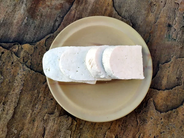 Taze Peynir Dilimi Taş Arka Plan Üzerinde Bir Tabak Koymak — Stok fotoğraf
