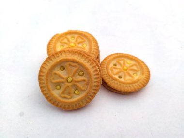 beyaz arka plan üzerinde izole taze gevrek bisküvi