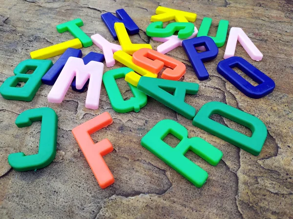 Letras Alfabeto Plástico Multicolor Aisladas Sobre Fondo Piedra — Foto de Stock