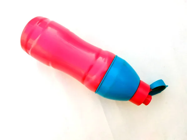 Multi Warna Botol Air Dingin Anak Anak Terisolasi Pada Latar — Stok Foto