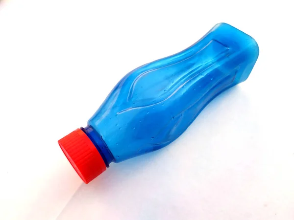 Botol Air Berwarna Biru Diisolasi Pada Latar Belakang Putih — Stok Foto
