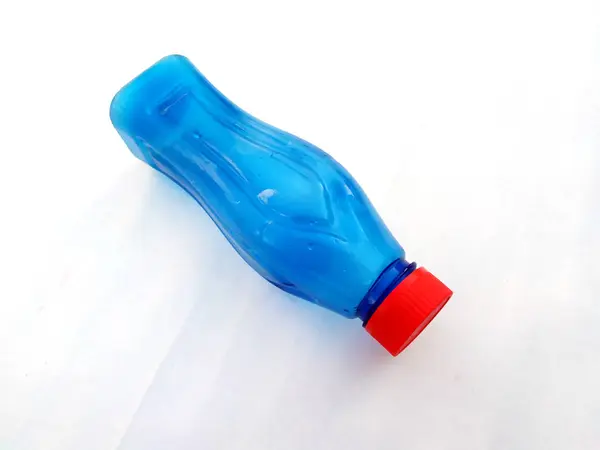Mavi renkli su şişesi beyaz arkaplanda izole edilmiş.
