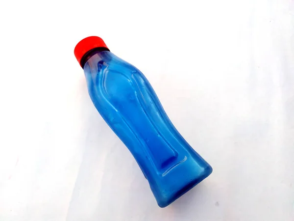 Botol Air Berwarna Biru Diisolasi Pada Latar Belakang Putih — Stok Foto