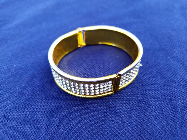 Pulsera Diamante Dorado Aislada Sobre Fondo Azul — Foto de Stock