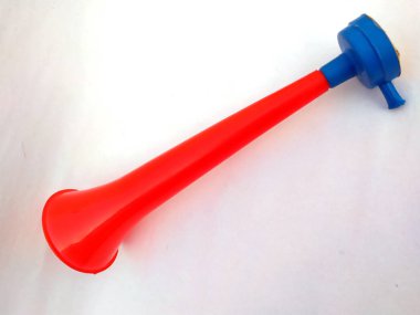 Boş vuvuzela stadyumu plastik horn.fan vuvuzela trompeti beyaz arka planda izole