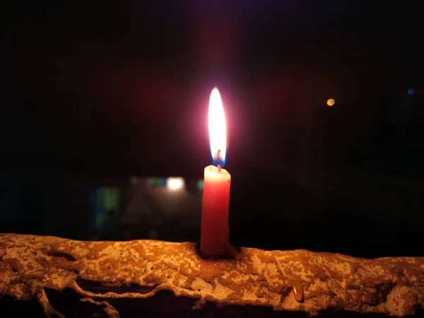 Eine Kerzenflamme Gibt Licht Dunkler Nacht Mit Blinkenden Lichtern Dahinter — Stockfoto