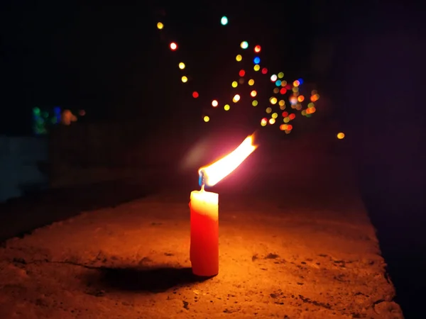 Una Fiamma Candela Luce Nella Notte Oscura Con Lumini Colazione — Foto Stock