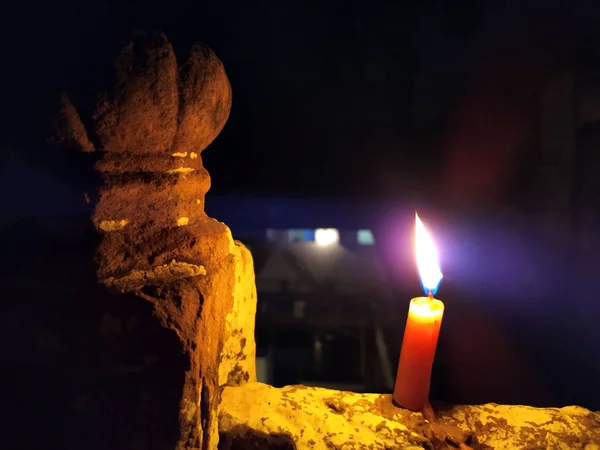 Una Llama Candelabro Enciende Noche Oscura Con Luces Llamativas Detrás — Foto de Stock