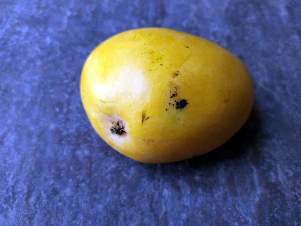 Vers Zoet Geel Mango Geïsoleerd Steen Achtergrond — Stockfoto