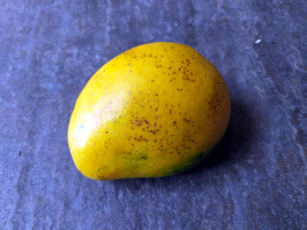 Frische Süße Gelbe Mango Isoliert Auf Steinhintergrund — Stockfoto