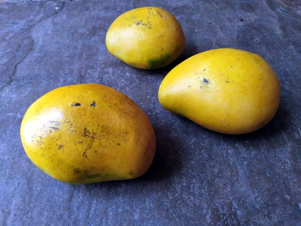 Frische Süße Gelbe Mango Isoliert Auf Steinhintergrund — Stockfoto