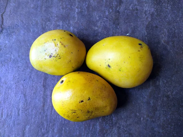 Frische Süße Gelbe Mango Isoliert Auf Steinhintergrund — Stockfoto