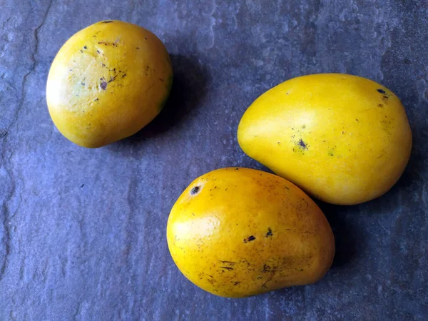 Frische Süße Gelbe Mango Isoliert Auf Steinhintergrund — Stockfoto