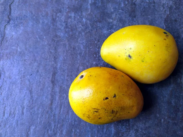 Mango Amarillo Dulce Fresco Aislado Sobre Fondo Piedra — Foto de Stock