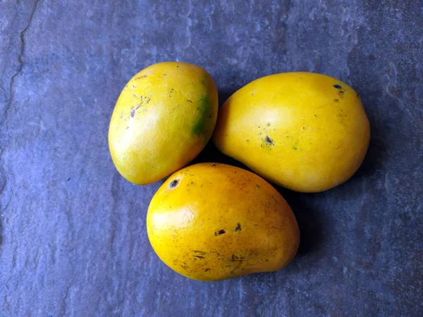 Frische Süße Gelbe Mango Isoliert Auf Steinhintergrund — Stockfoto