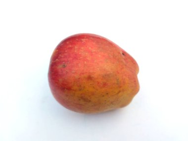 Beyaz arka planda izole edilmiş taze, sağlıklı kırmızı elma.