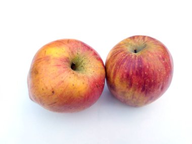 Beyaz arka planda izole edilmiş taze, sağlıklı kırmızı elma.